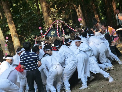 熊野神社で揉み合う担ぎ手たち